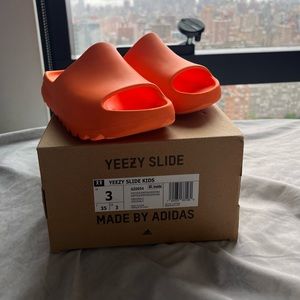 Yeezy Slides Kids ‘Enflame Orange’